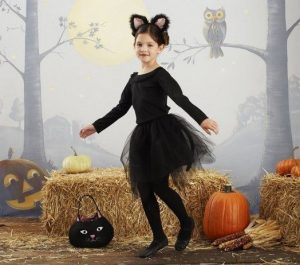 nila disfrazada de gato para halloween