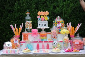 mesa de dulces con alturas