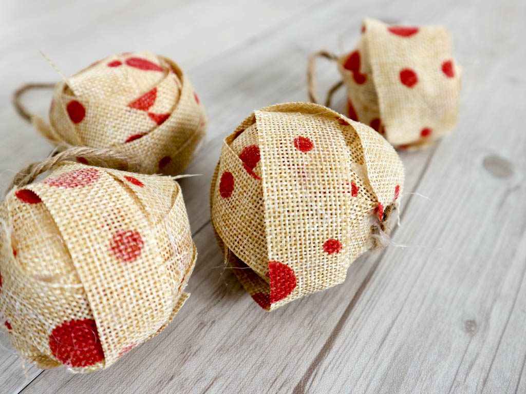 bolas de navidad decoradas con cinta de arpillera