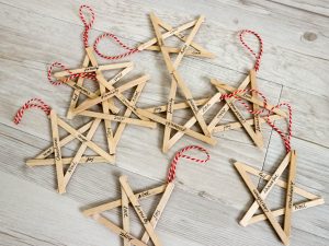 Como hacer adornos de navidad. estrellas hechas con palos de madera