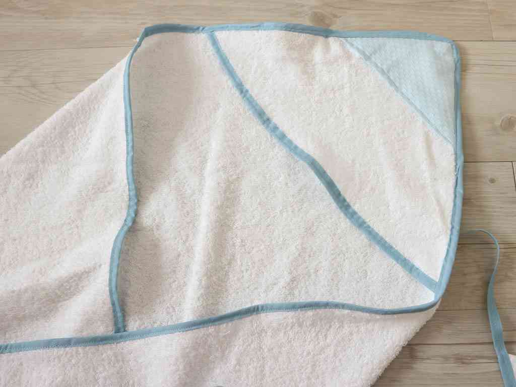 como hacer una capa de baño para bebe