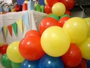 cascada de globos fiesta lego