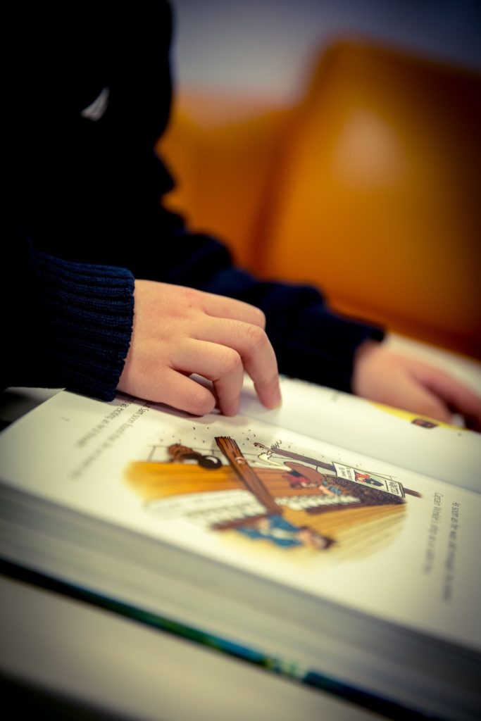 Niño leyendo